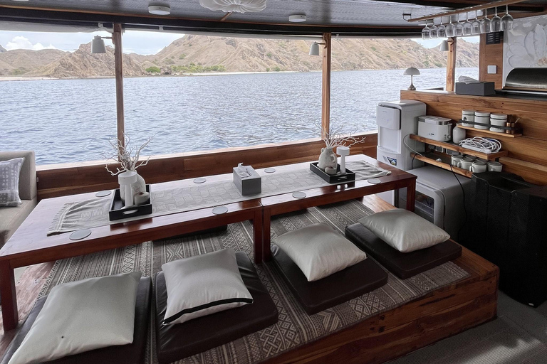 Labuan Bajo: Komodo Full Day Tour Luxury Boat Sunset Cruise Komodo Tour Luxury Boat with Drone and GoPro Underwater
