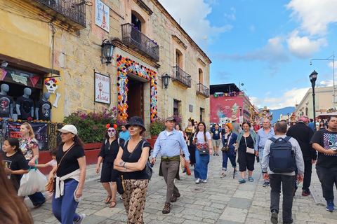 Oaxaca: Day of the Dead Evening Walking Tour with Dinner