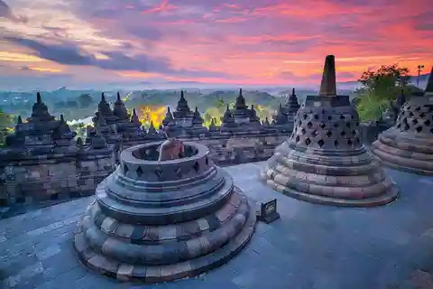 Yogyakarta: Visita aos templos de Borobudur (subida) e Prambanan