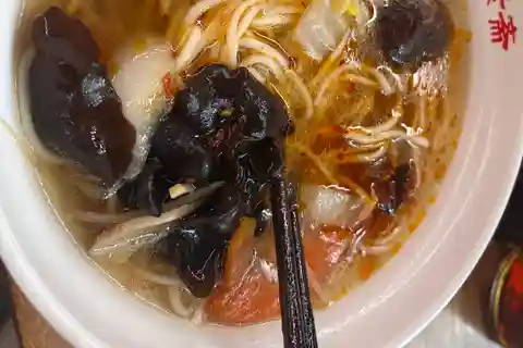 Visita budista al templo de Longhua y prueba los fideos vegetarianos