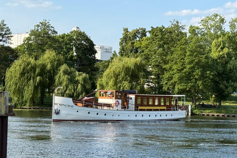 Berlin: 1h Boutiquestyle-Cruise on the Historic Hemingway 75-minute Sundown Aperitif Tour