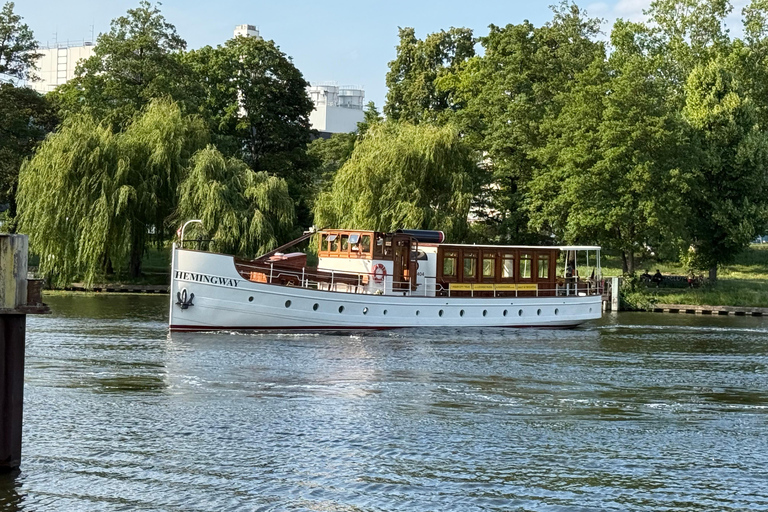 Berlin: 1h Boutiquestyle-Cruise on the Historic Hemingway 75-minute Sundown Aperitif Tour