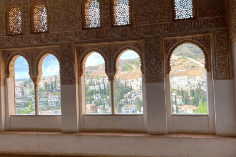 Grenada: zwiedzanie pałaców Alhambra i Nasrid z przewodnikiem i biletyWycieczka grupowa w języku hiszpańskim