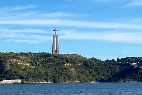 Lisbonne : "Sunset" &amp; "Day Tours" en bateau, avec boisson et musiqueLisbonne : "Tour en bateau privé au coucher du soleil", avec boissons et musique