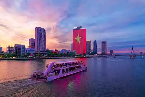 Da Nang: Experience a Magical Sunset Dinner Cruise in DN Bay
