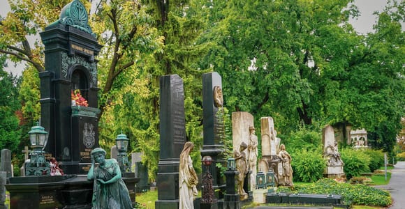 Vienna: Central Cemetery & Famous Graves Guided Tour