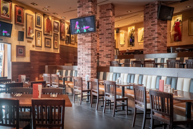 Mallorca: Entrada al Hard Rock Cafe con comida o cenaCome rodeado de historia de la música en Hard Rock Cafe Mallorca.