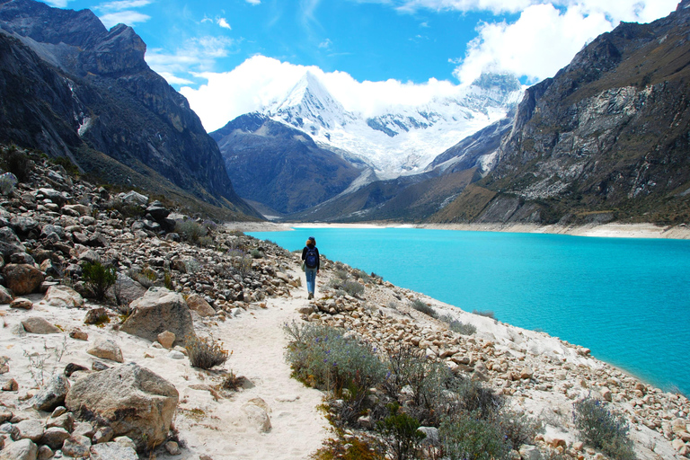 从瓦拉斯出发：前往梦幻帕龙湖的景观探险之旅从瓦拉斯出发：前往神奇的帕龙湖的景观冒险之旅