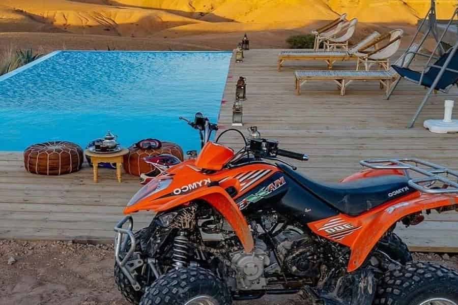 Agafay – Abenteuer zum Sonnenuntergang: Quad, Kamel, Abendessen und Show. Foto: GetYourGuide