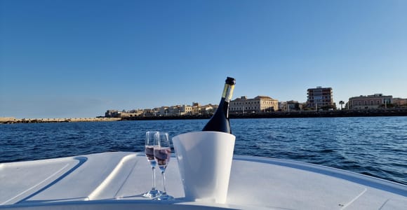 Siracusa: Ortigia & Sea Caves Boat Tour with Sunset Aperitif