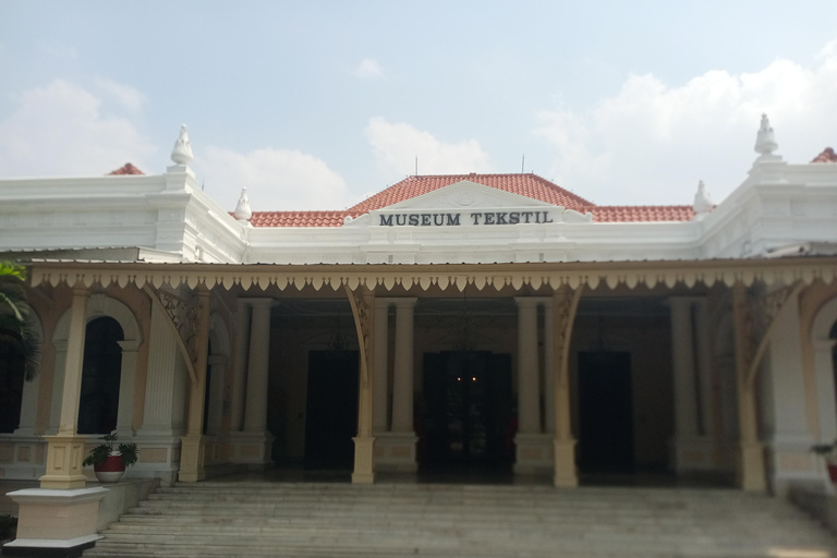 Jakarta: Guided City Tour with Batik Workshop & Entry Ticket