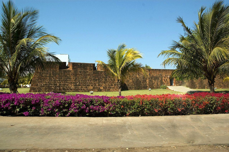 Maputo: Guided City Tour with Lunch and Market Visit