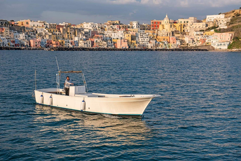 Procida : Excursion en bateau privé avec vue sur la mer et plongée en apnéeProcida Vue sur la mer