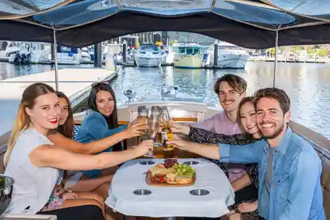 Melbourne : Croisière privée sur la rivière Yarra avec fromage et vin