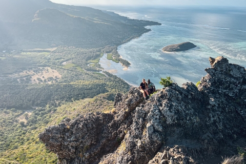 Mauritius: wycieczka i wspinaczka z przewodnikiem po górach Le Morne o wschodzie słońcaMauritius: wycieczka i wspinaczka z przewodnikiem po wschodzie słońca w Le Morne Brabant