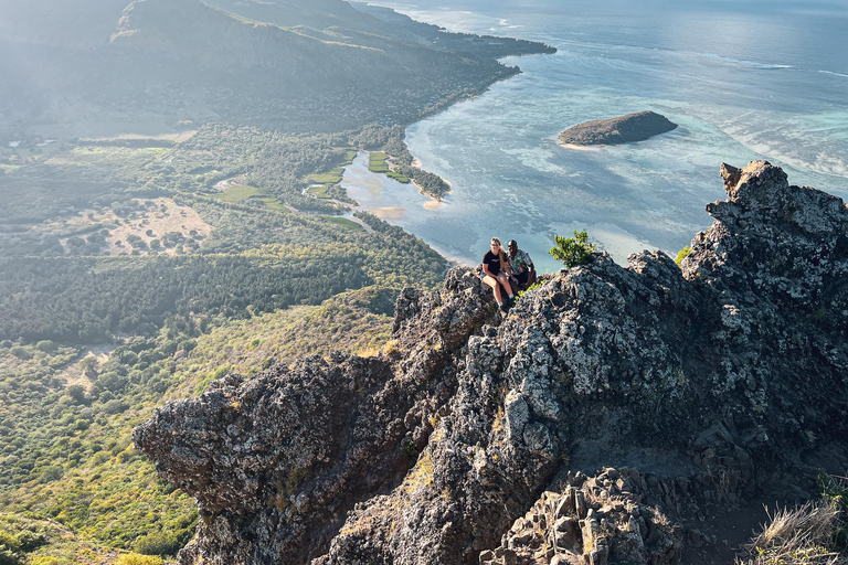 Mauritius: wycieczka i wspinaczka z przewodnikiem po górach Le Morne o wschodzie słońcaMauritius: wycieczka i wspinaczka z przewodnikiem po wschodzie słońca w Le Morne Brabant