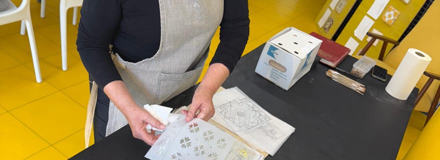 Porto : atelier de peinture sur carreaux d'azulejo portugais avec vin