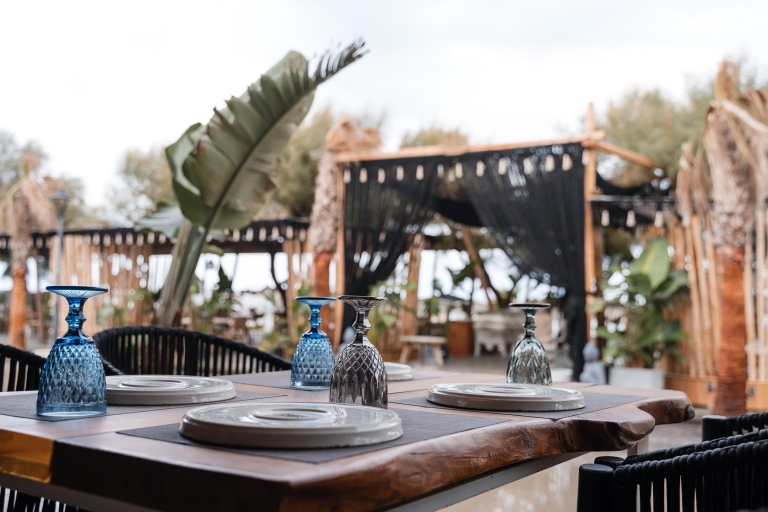 Playa de Perivol: Experiencia en la Tumbona del Bar Restaurante FortyOneCabaña privada con toallas, botella de champán, fruta y sushi