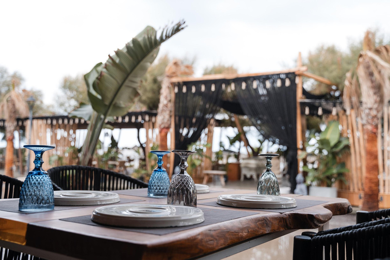 Plage de Perivol : L'expérience du bain de soleil au restaurant FortyOne BarLot de 2 chaises longues avec serviettes, 1 bouteille de Prosecco/vin et fruits