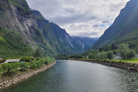 Voss: Tvindefossen Waterfalls Gudvangen & Flam Tour