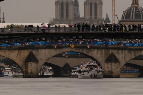 Paris: Private Seine River Cruise Paris: Private Seine River Cruise with Guide