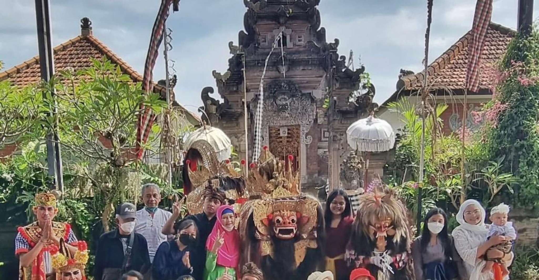 Sightseeing Ubud Barong dance, Ubud art market and waterfall - Housity