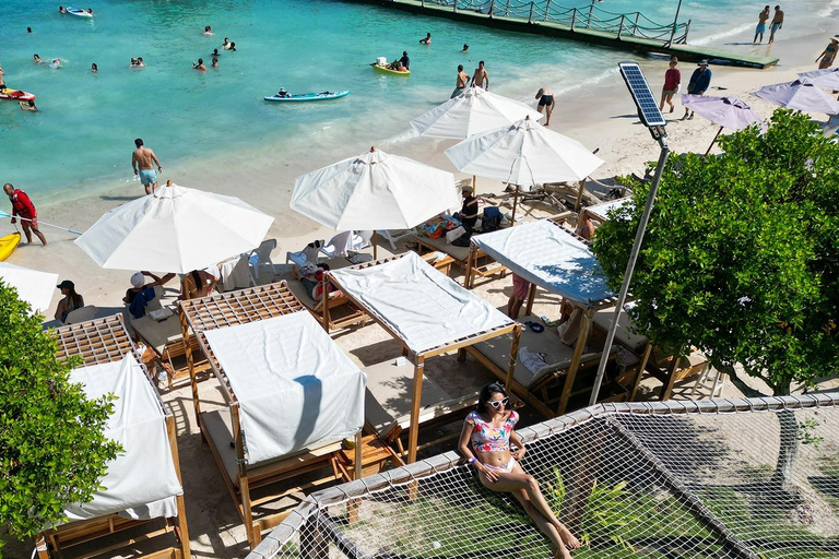 Full-day tour of 3 private islands in the Rosario Islands