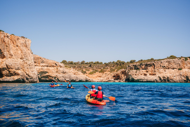 Cala Varques: Begeleide zeegrotten kajak- en snorkelexpeditie