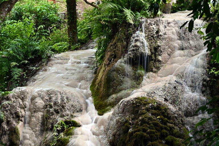 Ciesz się Sticky Waterfall i Parkiem Narodowym Chet Si Fountain