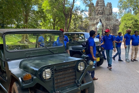 Salida del sol de Angkor Wat en un jeep antiguoSiem Reap: excursión de un día al amanecer en Angkor Wat, Bayon y Ta Prohm