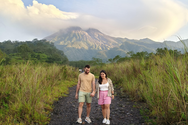 Yogyakarta : viaje al amanecer del merapi, jomblang y cuevas de pindulesta opción no incluye las entradas a las atracciones