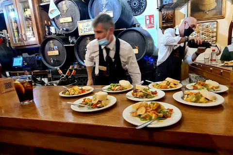 Granada: Tour delle tapas tradizionali con vino e guida locale