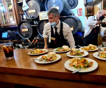 Granada: Tour de Tapas Tradicionais com Vinho e Guia Local