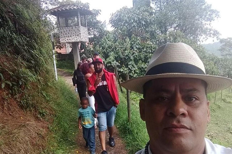 Medellin: Private Pablo Escobar Escape Route Tour Medellin: Pablo Escobar Tour grupal con Comuna 13