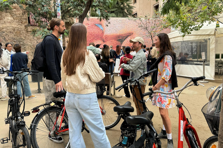 Barcelone : visite à vélo ou en vélo électrique, sites incontournables et anecdotes localesVisite privée