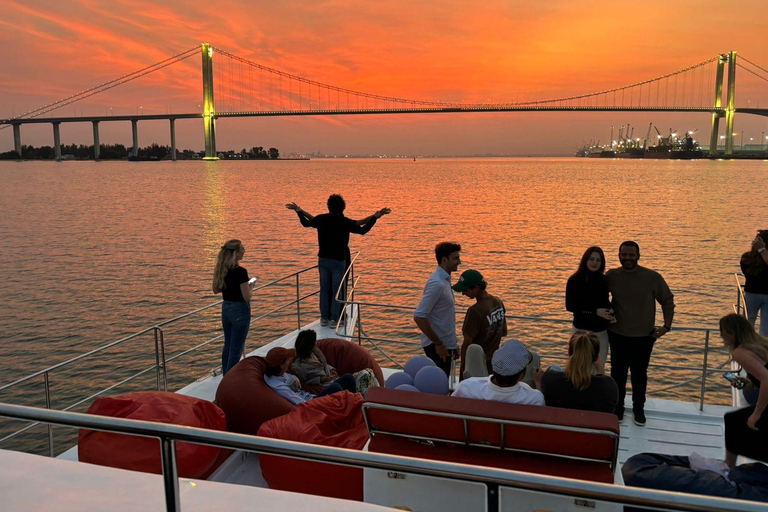 Cruzeiro ao pôr do sol na Baía de Maputo