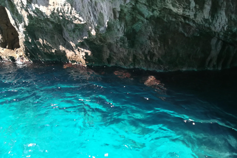 Sorrento: Passeio de barco partilhado em Capri com snorkeling e diversão!