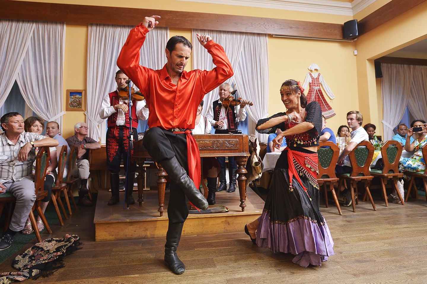 プラハで楽しむ民族舞踊ディナー体験