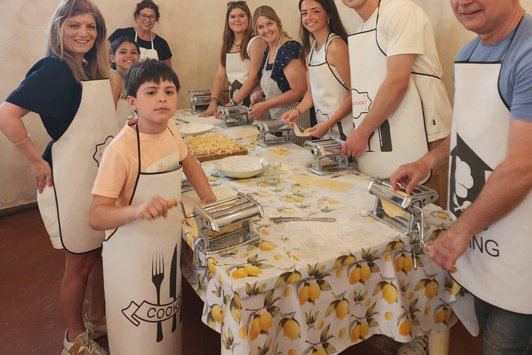 Milan: Pasta and Tiramisu Cooking Class with Wine