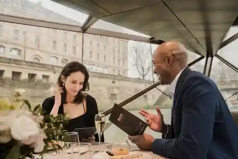 Paris : Valentine's Day Diner Cruise on the Seine river