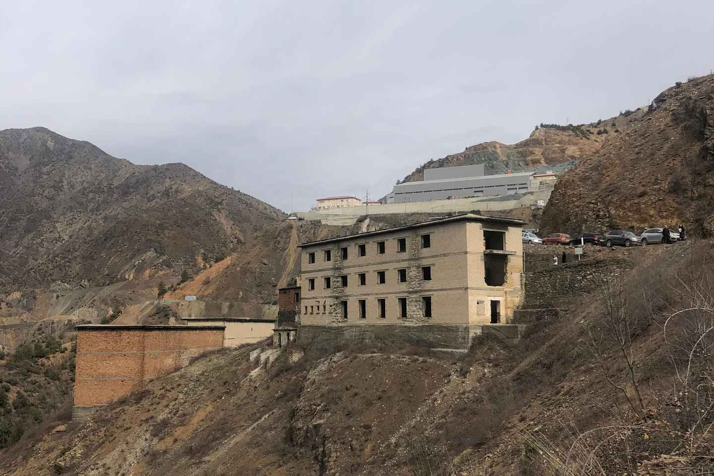 ティラナ発　スパチ刑務所ツアー　入場料込み