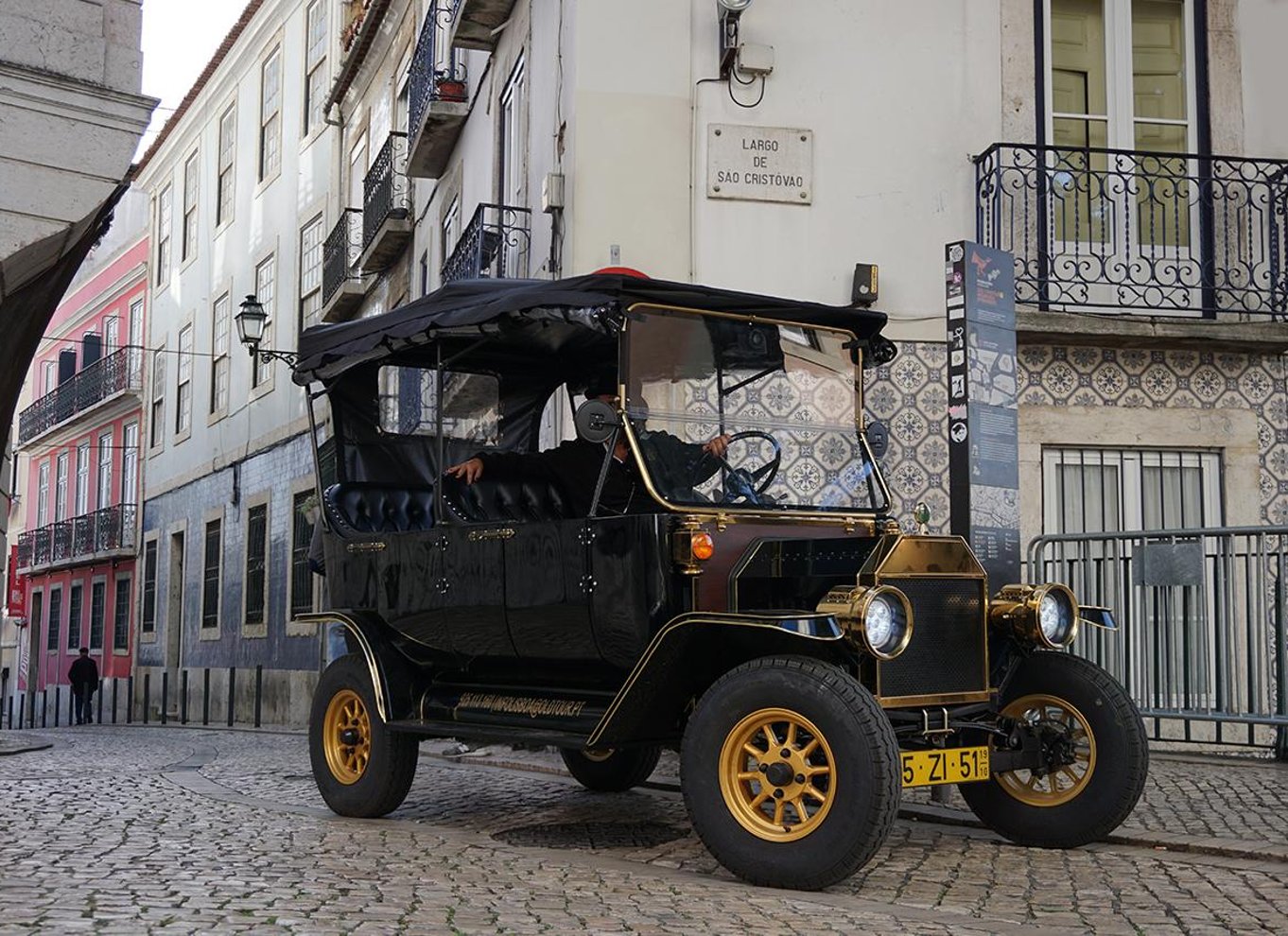 Lissabon: Privat sightseeingtur i en vintage tuk tuk