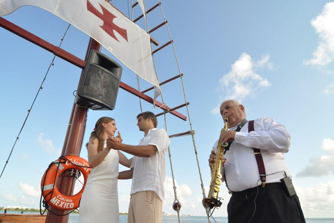 Cancun: Romantic evening in galleon with dinner and open bar Only Entrance - Vegetarian Dinner