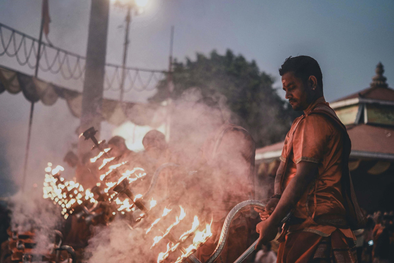 Varanasi: Poranna joga, Ganga Aarti i wycieczka z przewodnikiem po GhatachInstruktor jogi + przewodnik