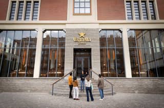 Barcelona: Estrella Damm Old Brewery Tour mit Verkostung
