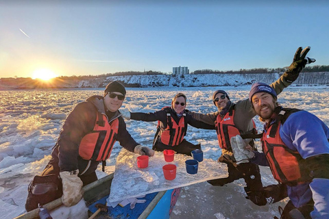 Ciudad de Quebec: Experiencia en canoa de hielo al atardecer con saunaPiragua sobre hielo al atardecer con chocolate caliente y sauna