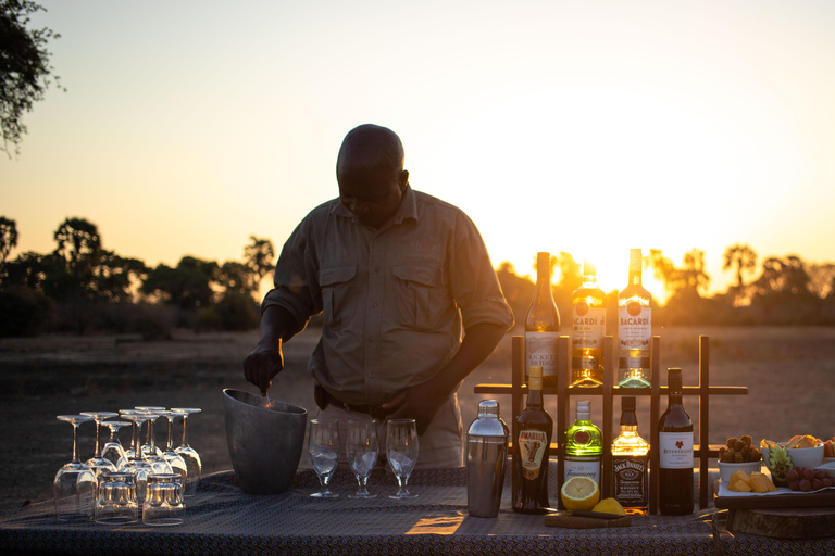 Rhino Walk & Game Drive Safari in Mosi oa Tunya NP