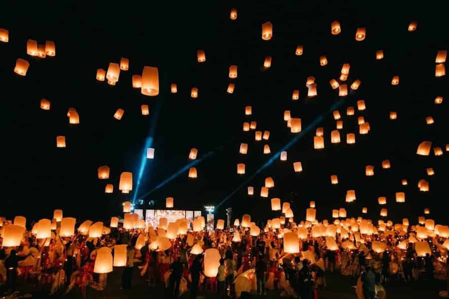 Chiang Mai: Freilassen von Himmelslaternen beim Dutch Farm Festival. Foto: GetYourGuide Chiang Mai: Freilassen von Himmelslaternen beim Dutch Farm Festival. Foto: GetYourGuide
