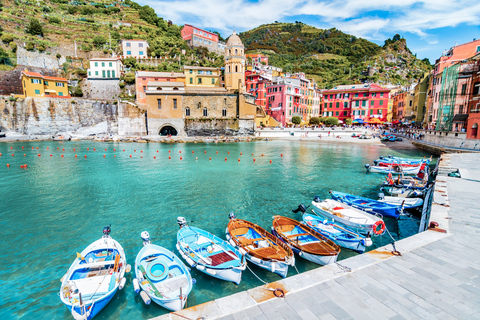 Cinque Terre: tour guidato di un giorno e crociera da MilanoTour solo in inglese