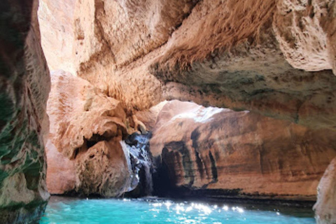 Desde Mascate: Excursión de un día a Wadi Shab y el sumidero de Bimah